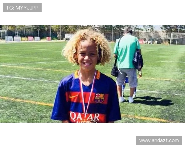 哈维西蒙斯：新生代足球天才的崛起与未来展望